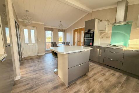 ALTERNATE VIEW OF KITCHEN/DINER
