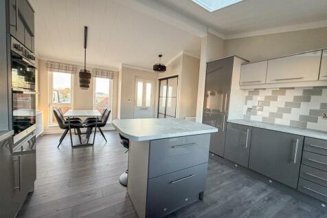 ALTERNATE KITCHEN/DINER VIEW