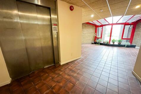 COMMUNAL ENTRANCE HALLWAY