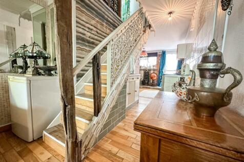 KITCHEN/SITTING AREA