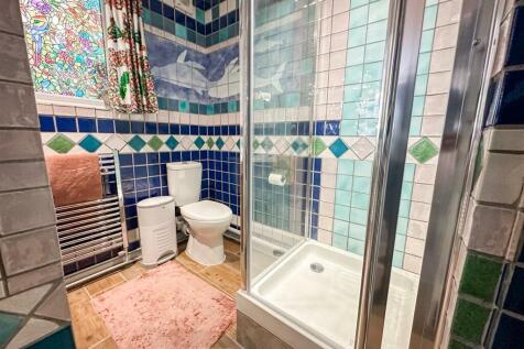 EN-SUITE SHOWER ROOM