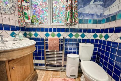 EN-SUITE SHOWER ROOM