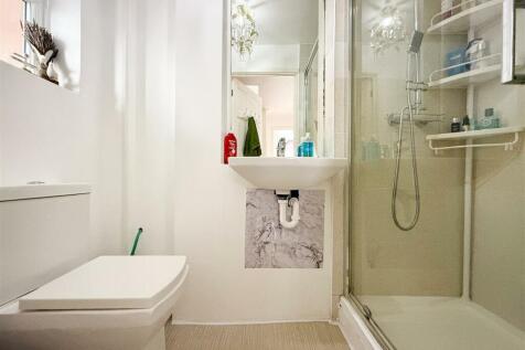 GROUND FLOOR SHOWER ROOM