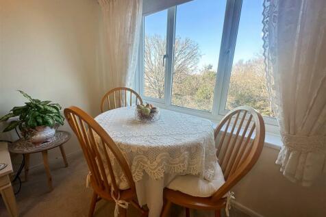 ALTERNATE VIEW OF LOUNGE/DINER