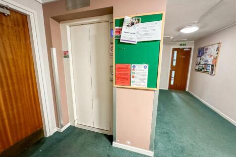 COMMUNAL LIFT TO ALL FLOORS