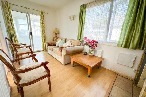 ALTERNATE VIEW OF LOUNGE