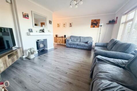ALTERNATE VIEW OF LOUNGE AREA