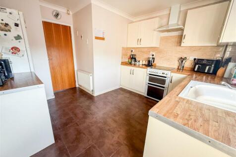 ALTERNATE VIEW OF KITCHEN