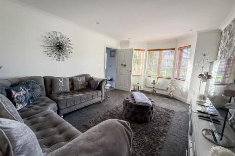 ALTERNATE VIEW OF LOUNGE