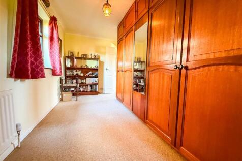 DRESSING ROOM / STUDY