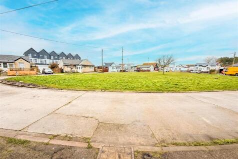 GREENSWARD VIEWS TO FRONT