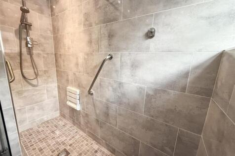 LARGE WALK IN SHOWER