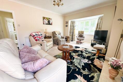ALTERNATE VIEW OF LOUNGE