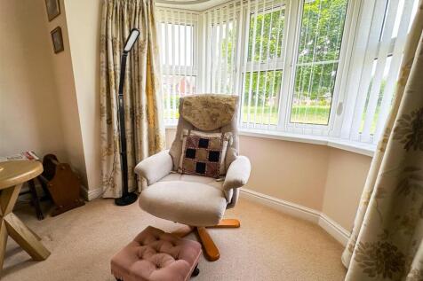 ALTERNATE VIEW OF LOUNGE