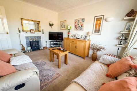 ALTERNATE VIEW OF LOUNGE
