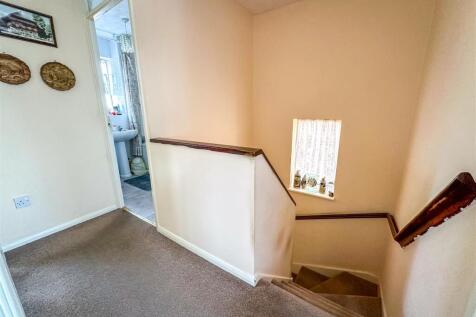 FIRST FLOOR LANDING