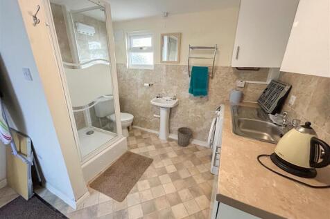 UTLITY/SHOWER ROOM