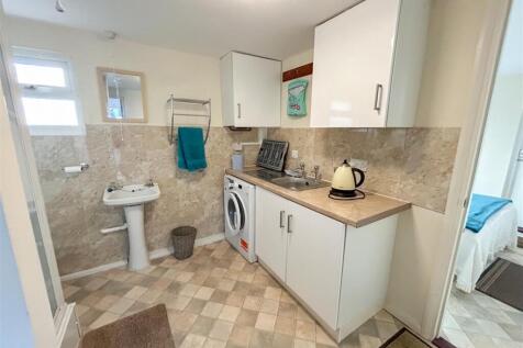 UTLITY/SHOWER ROOM