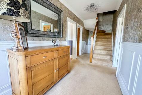 FIRST FLOOR LANDING