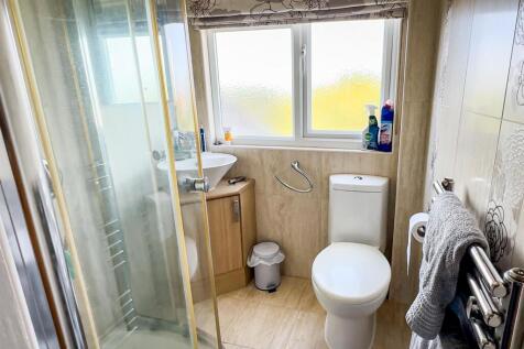 EN-SUITE SHOWER ROOM (2)