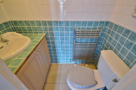 EN-SUITE CLOAROOM