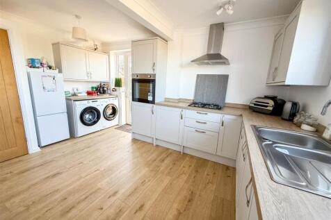 ALTERNATE VIEW OF KITCHEN