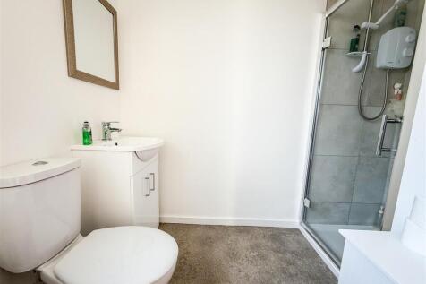 ALTERNATE VIEW OF BATHROOM