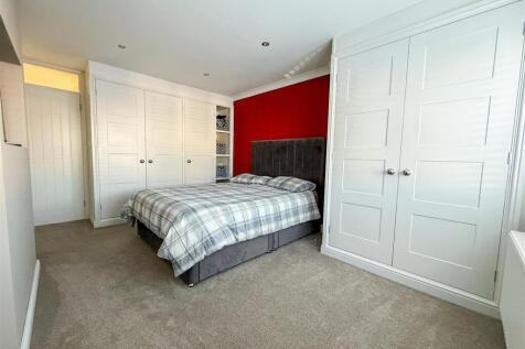 ALTERNATE VIEW OF PRINCIPAL BEDROOM
