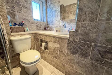 EN-SUITE SHOWER ROOM