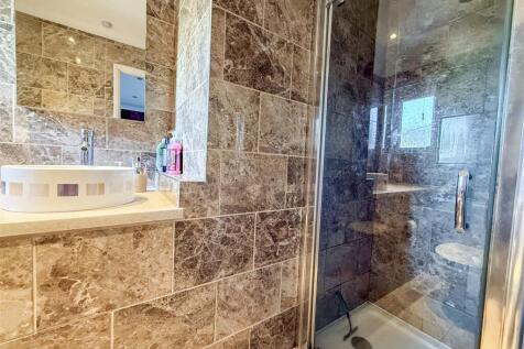 EN-SUITE SHOWER ROOM