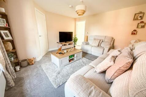 ALTERNATE VIEW OF LOUNGE