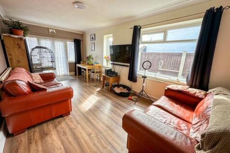 ALTERNATE VIEW OF LOUNGE/DINER