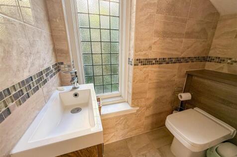 GROUND FLOOR CLOAKROOM