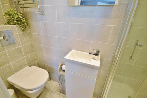 EN-SUITE SHOWER ROOM