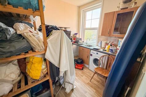KITCHEN / UTILITY AREA