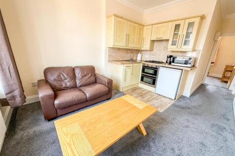 LOUNGE KITCHENETTE