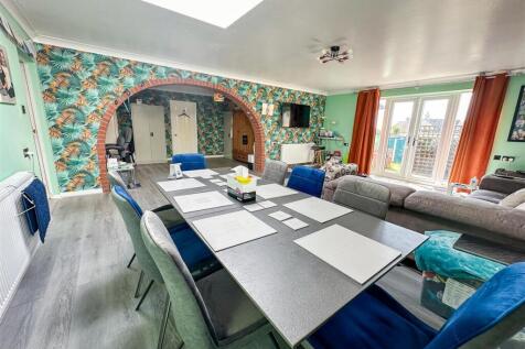 ALTERNATE VIEW OF LOUNGE/DINER