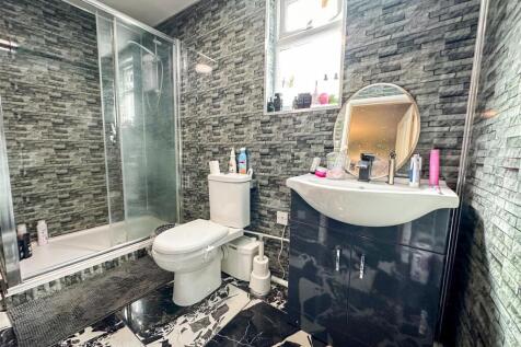 GYM/OFFICE SHOWER ROOM