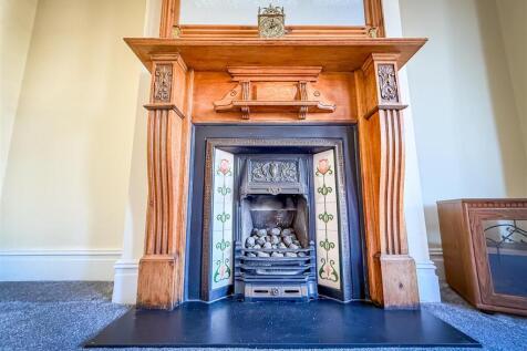 ALTERNATE VIEW OF LOUNGE
