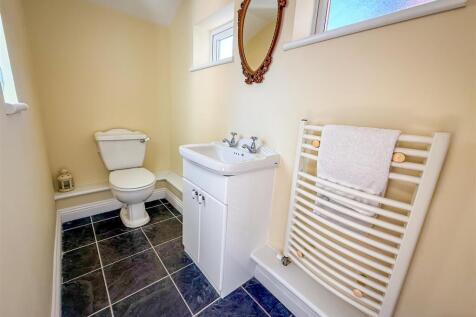 GROUND FLOOR CLOAKROOM