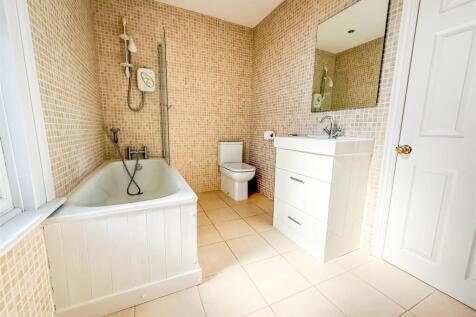 EN-SUITE BATHROOM
