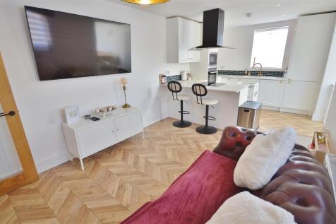 LOUNGE KITCHENETTE