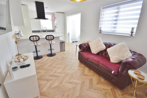 LOUNGE KITCHENETTE