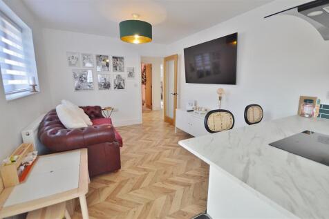 LOUNGE KITCHENETTE