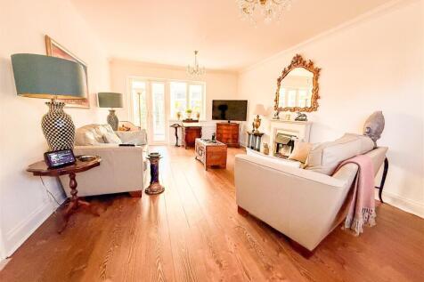 ALTERNATE VIEW OF LOUNGE