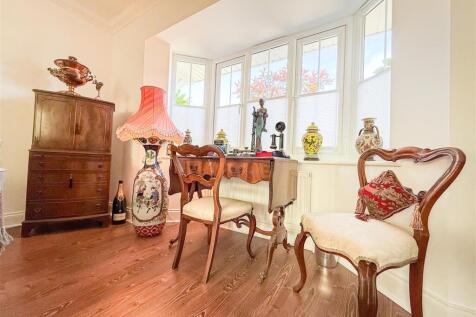 ALTERNATE VIEW OF LOUNGE