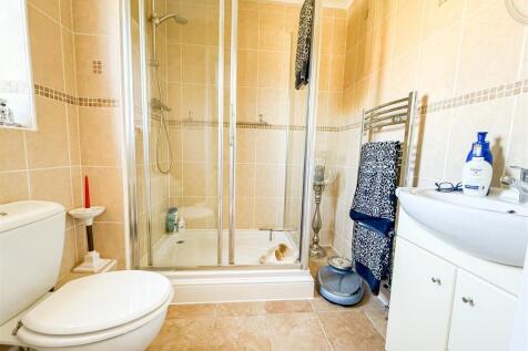 EN-SUITE SHOWER ROOM