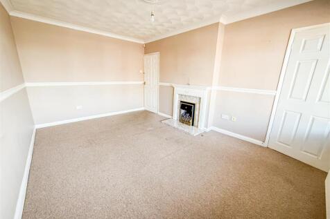 ALTERNATE VIEW OF LOUNGE