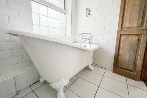 ALTERNATE VIEW OF BATHROOM
