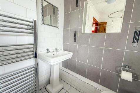 ALTERNATE VIEW OF BATHROOM